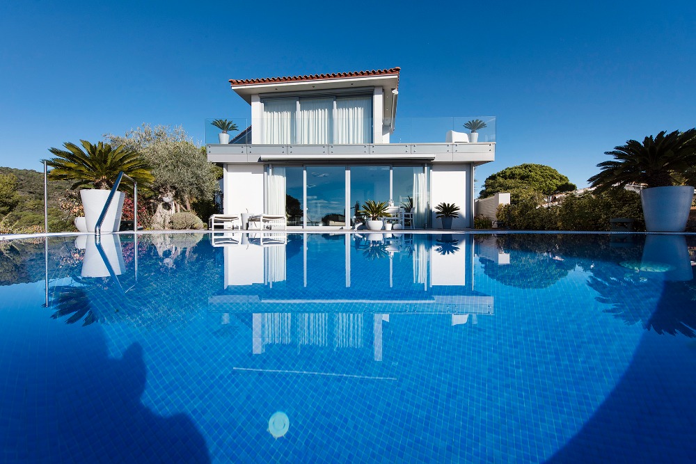 Villa mediterránea con piscina infinita y terrazas sobre el mar en la costa de la Costa Brava